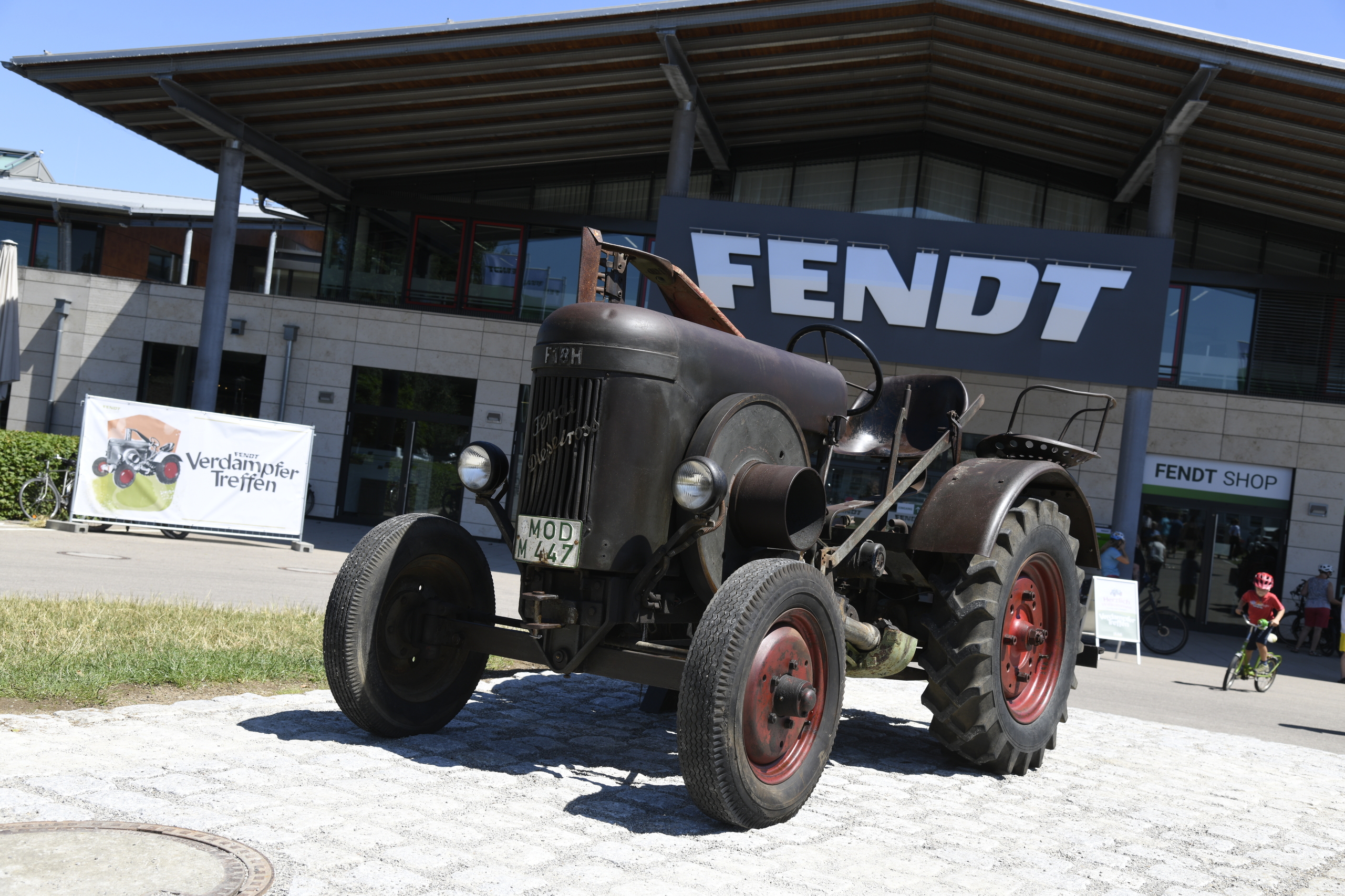 First Fendt Evaporator meeting with 100 Fendt Dieselross tractors and 3000 visitors